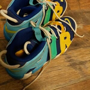 Vibrant Kids Sneakers with Blue and Yellow Accents YOUTH